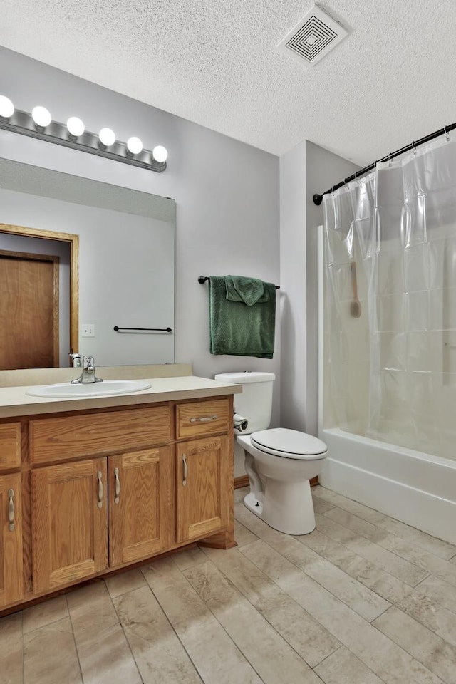2171 Cleveland Way S, Cambridge, MN 55008 - full bath featuring toilet, a textured ceiling, vanity, and shower / bath combo with shower curtain