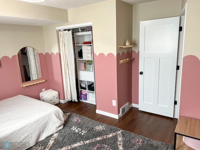 bedroom featuring wood finished floors and baseboards