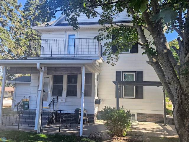 view of front of home with a balcony and entry steps