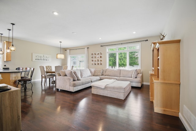 living room with dark wood-style flooring, recessed lighting, and baseboards