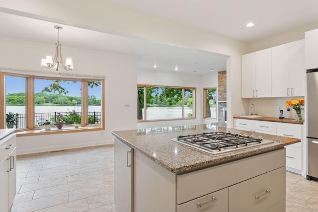 6 Shore Rd, North Oaks, MN 55127 - kitchen featuring appliances with stainless steel finishes, light tile patterned flooring, recessed lighting, plenty of natural light, and a chandelier
