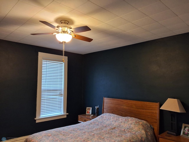 bedroom with ceiling fan