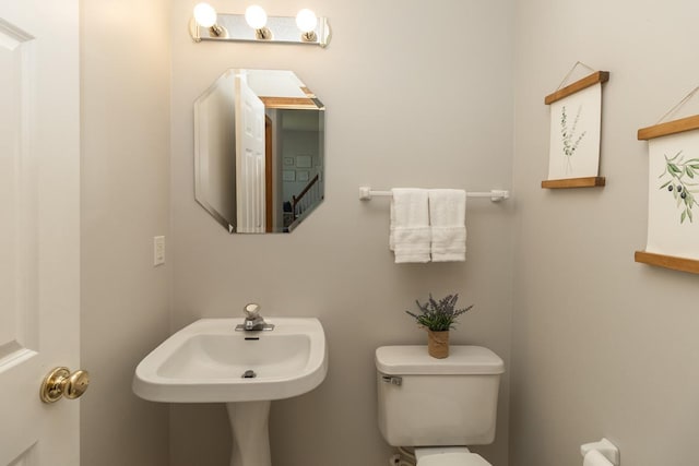 4132 Oakbrooke Curv, Eagan, MN 55122 - half bath with toilet