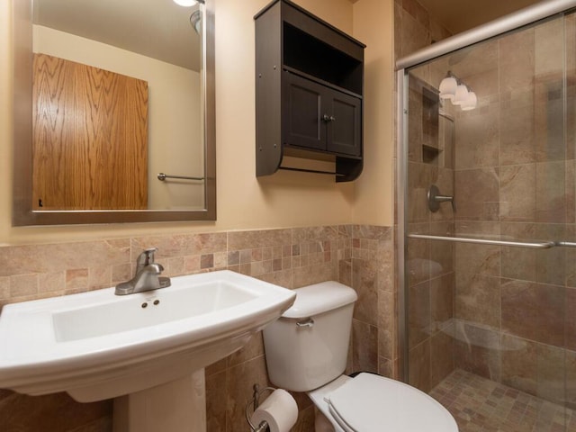 5705 Quinwood Ln N, Plymouth, MN 55442 - bathroom featuring a shower stall, toilet, tile walls, and wainscoting