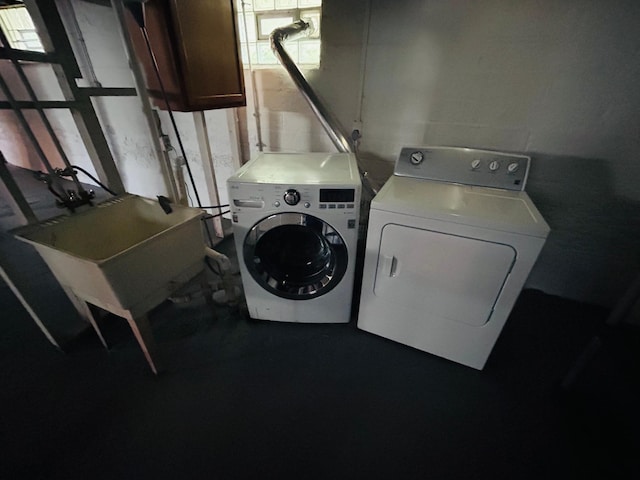 138 George St W, Saint Paul, MN 55107 - laundry area featuring washing machine and dryer