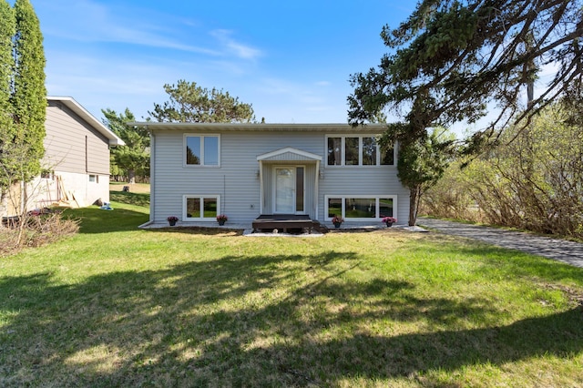 view of front of house featuring a front lawn