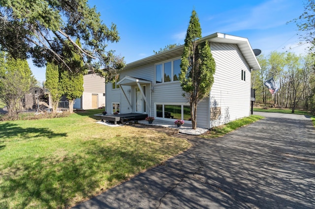 view of front of property featuring a front lawn