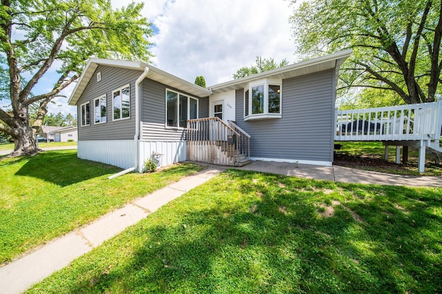 306 Hiawatha Dr E, Wabasha, MN 55981 - view of front facade featuring a front lawn