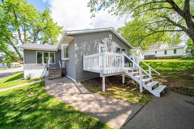 306 Hiawatha Dr E, Wabasha, MN 55981 - view of front of house featuring a front lawn