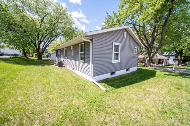 306 Hiawatha Dr E, Wabasha, MN 55981 - view of home's exterior with a yard