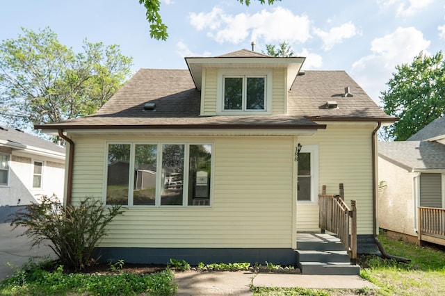 188 Wyoming St E, Saint Paul, MN 55107 - rear view of property featuring a shingled roof