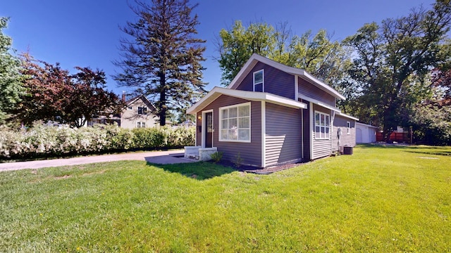 711 3rd St SE, Willmar, MN 56201 - view of side of property with a yard
