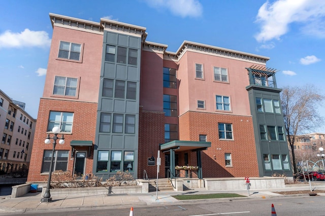 view of apartment building / complex