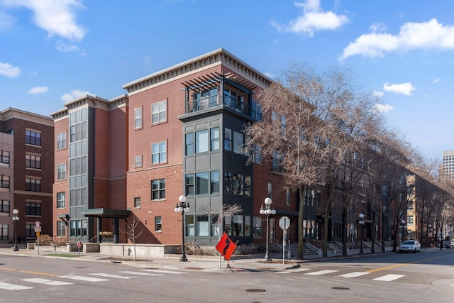 view of apartment building / complex