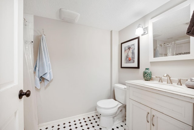 18120 Hummingbird Rd, Deephaven, MN 55391 - full bathroom featuring toilet, a textured ceiling, vanity, a shower with curtain, and baseboards