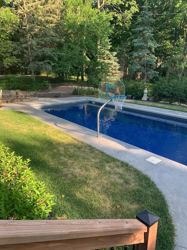 18120 Hummingbird Rd, Deephaven, MN 55391 - swimming pool with a yard
