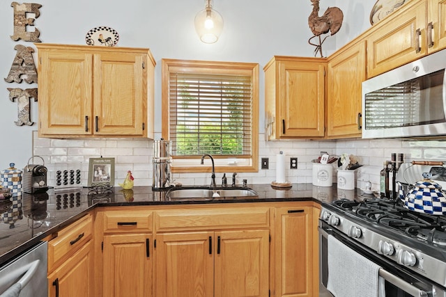 33401 Lakes Trl, Chisago Lake Twp, MN 55045 - kitchen featuring stainless steel appliances, a sink, backsplash, and dark stone countertops