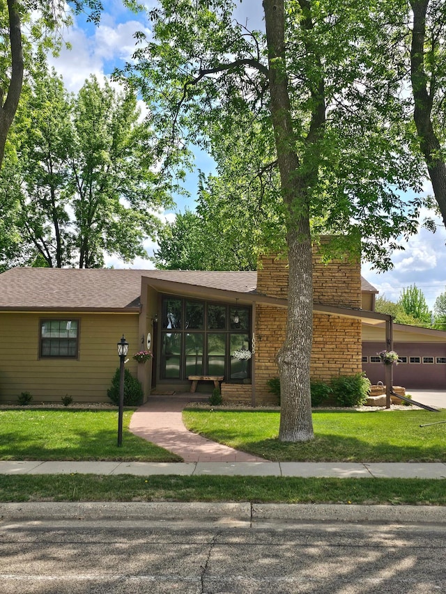 1005 8th Ave SW, Pipestone, MN 56164 - view of front facade with a front yard