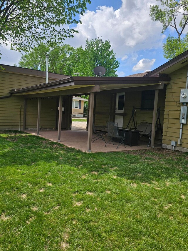 1005 8th Ave SW, Pipestone, MN 56164 - rear view of house with a patio