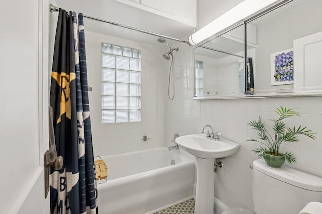 4613 34th Ave S, Minneapolis, MN 55406 - bathroom with tile walls, toilet, and shower / tub combo with curtain