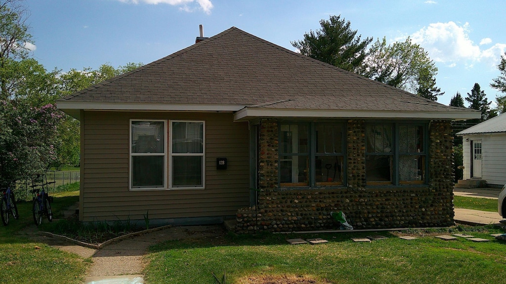 128 Dakota Ave SE, Staples, MN 56479 - bungalow-style house featuring a front yard