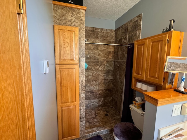 6158 Forest Boulevard Trl, Wyoming, MN 55092 - full bath with tiled shower, toilet, and a textured ceiling