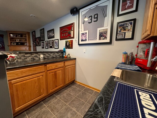 6158 Forest Boulevard Trl, Wyoming, MN 55092 - bar area featuring dark tile patterned flooring, baseboards, and backsplash
