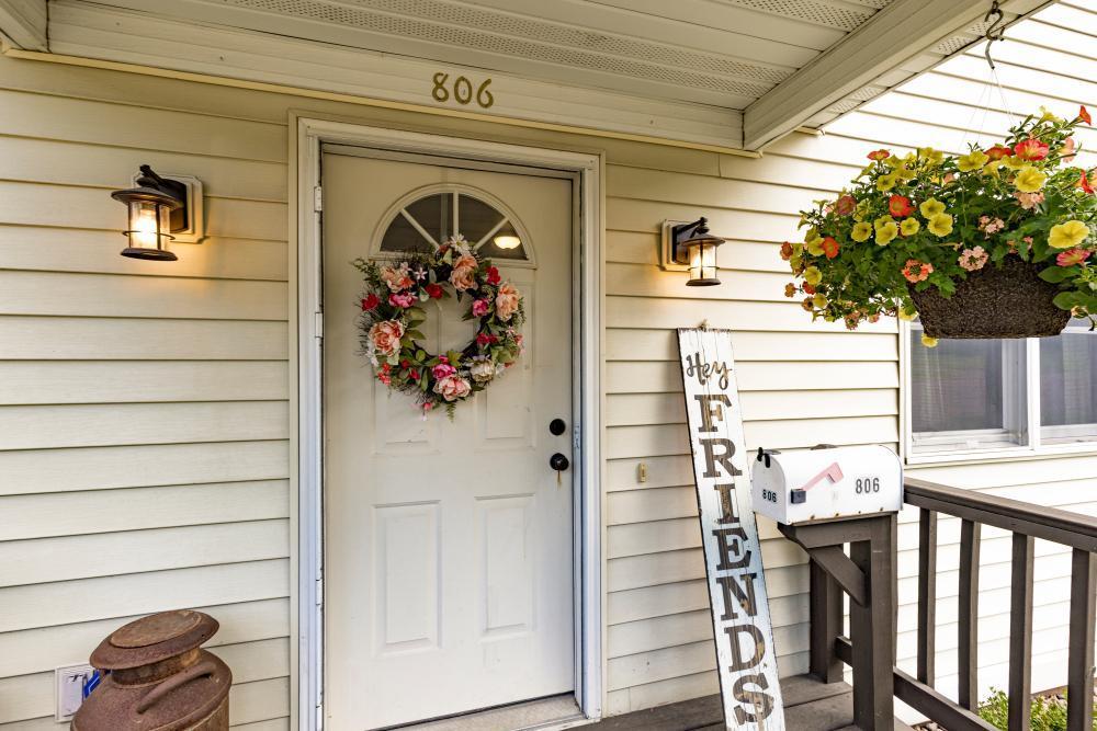 806 Allen St, Cloquet, MN 55720 - entrance to property with a porch