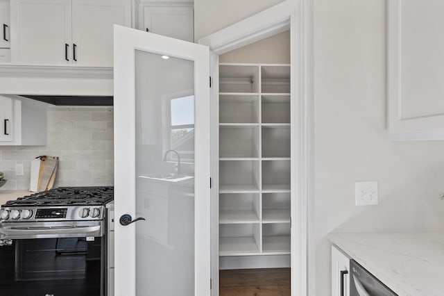 20105 Glenbrook Path, Lakeville, MN 55044 - pantry with a sink
