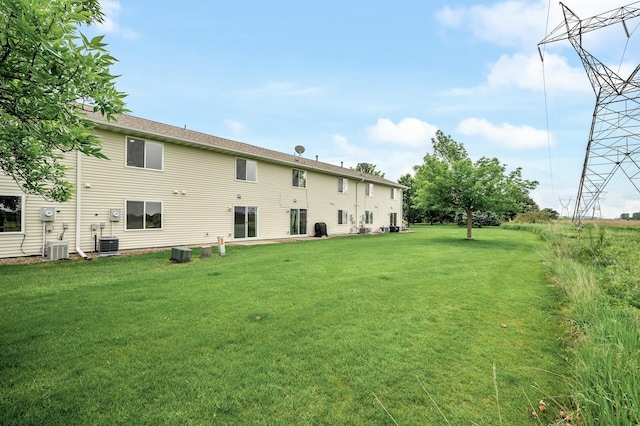 1527 Dublin Ct, Shakopee, MN 55379 - back of property featuring a lawn and central air condition unit