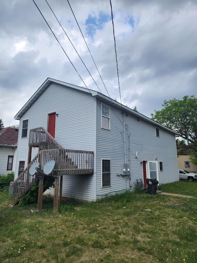 66 Stevens St E, Saint Paul, MN 55107 - rear view of house featuring a lawn