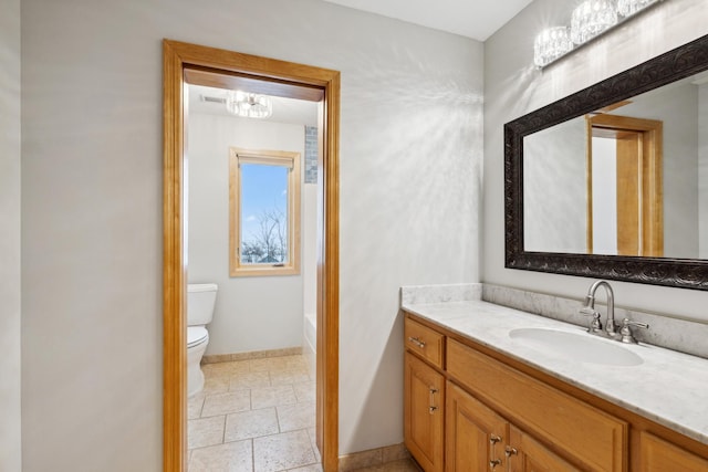 2464 Cottage Grove Dr, Woodbury, MN 55129 - full bath featuring a chandelier, toilet, vanity, baseboards, and a bath