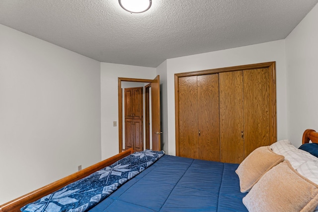 9755 Egret Blvd NW, Coon Rapids, MN 55433 - bedroom with a closet and a textured ceiling