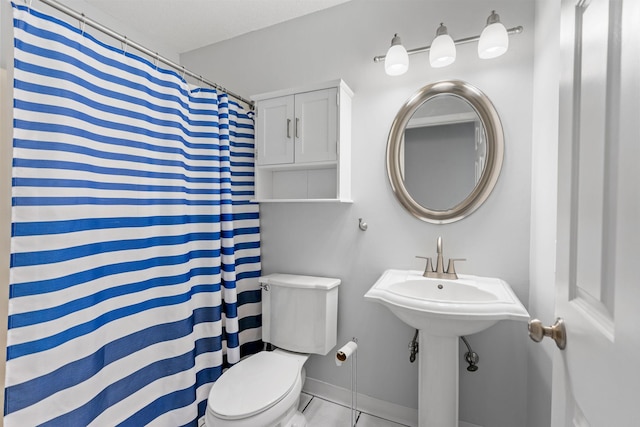 3425 Golfview Dr Unit 308, Eagan, MN 55123 - full bath with toilet, tile patterned floors, curtained shower, and baseboards
