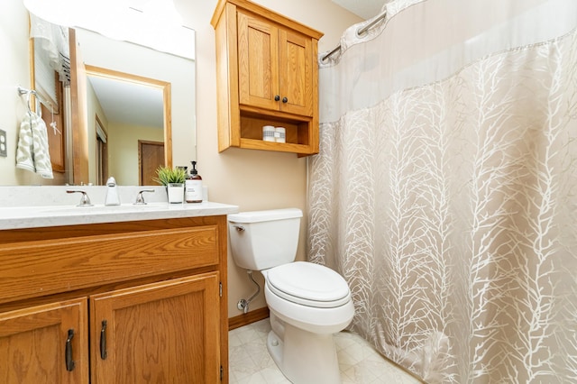 4822 3rd St NW, Rochester, MN 55901 - full bathroom featuring vanity, toilet, baseboards, and curtained shower
