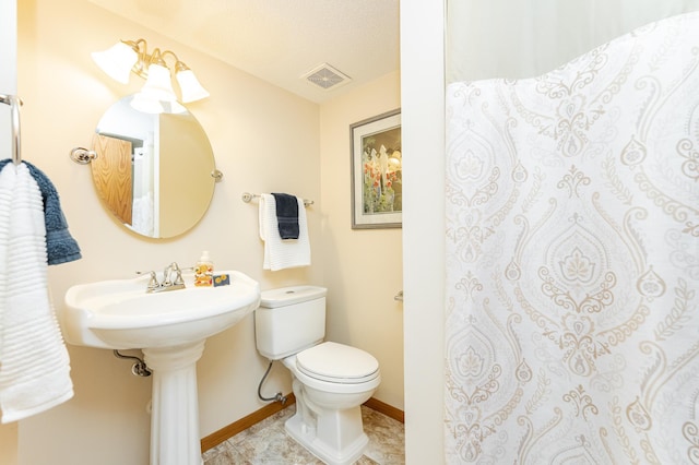 4822 3rd St NW, Rochester, MN 55901 - bathroom featuring toilet, baseboards, and a shower with curtain
