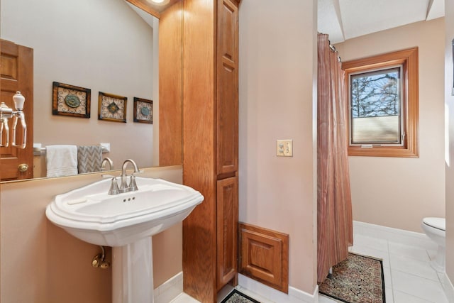 1438 Kings Wood Rd, Eagan, MN 55122 - full bathroom with toilet, tile patterned floors, curtained shower, and baseboards