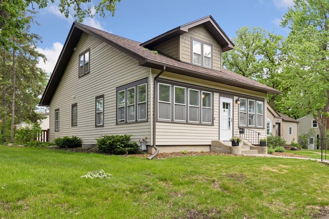 3313 Yosemite Ave S, Saint Louis Park, MN 55416 - bungalow featuring a front yard and a shingled roof