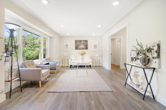 living area featuring light wood-type flooring, recessed lighting, and baseboards