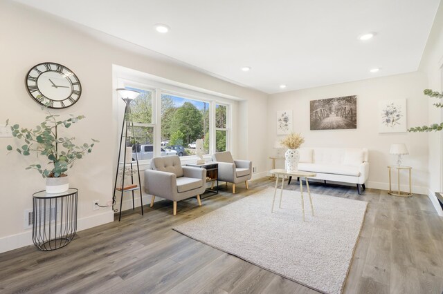living area with wood finished floors, baseboards, and recessed lighting