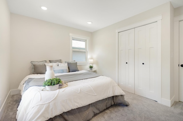 carpeted bedroom featuring baseboards, a closet, and recessed lighting
