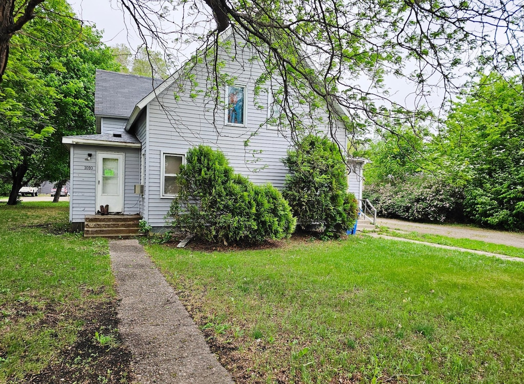 1008 11th Ave, Clarkfield, MN 56223 - view of front facade with a front yard and roof with shingles
