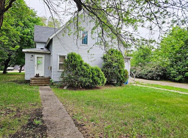 1008 11th Ave, Clarkfield, MN 56223 - view of front facade with a front yard and roof with shingles