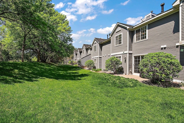 view of green lawn featuring a residential view