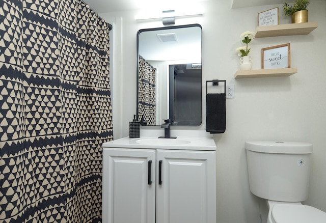 1459 Maywood St, Saint Paul, MN 55117 - full bathroom featuring toilet, vanity, and a shower with curtain