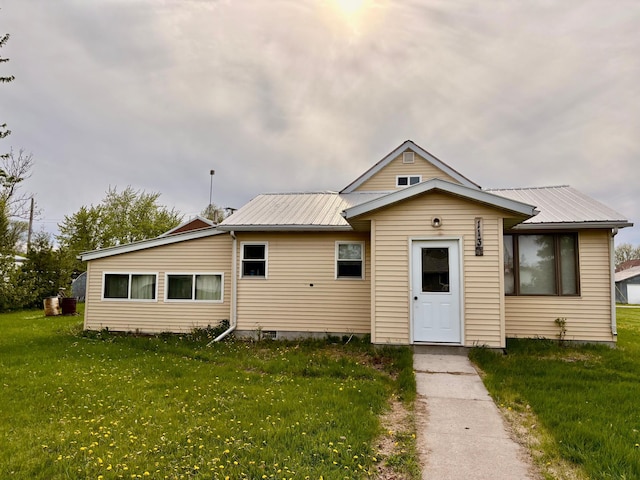 113 6th Ave SE, Baudette, MN 56623 - view of front of property featuring metal roof and a front lawn