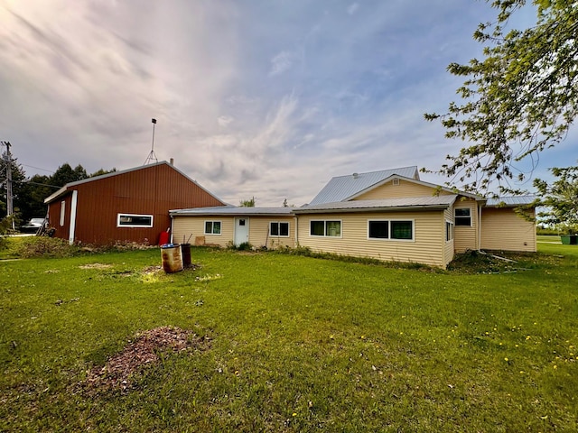 113 6th Ave SE, Baudette, MN 56623 - rear view of property featuring a lawn