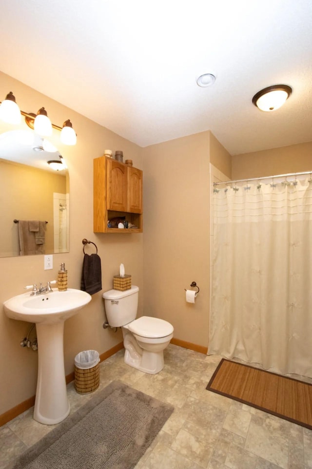124 Waynesborough Way, Mankato, MN 56001 - bathroom with toilet, a shower with curtain, baseboards, and a sink