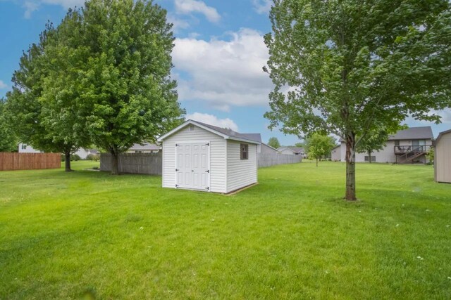 124 Waynesborough Way, Mankato, MN 56001 - view of yard with a storage shed and an outdoor structure