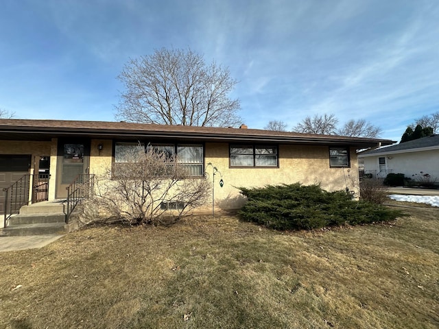 2814 Matilda St, Roseville, MN 55113 - view of front facade featuring stucco siding and a front yard